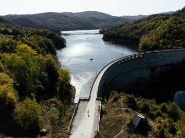 Sırbistan 'ın Uzice yakınlarındaki yeşil orman tepeleriyle çevrili baraj ve rezervuar manzarası. g.