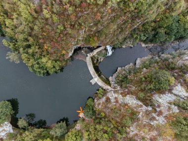 Sırbistan 'ın Uzice yakınlarındaki yeşil orman tepeleriyle çevrili baraj ve rezervuar manzarası. g.