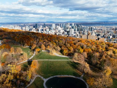 Montreal 'in sonbaharda Mont Royal dağından gökyüzü manzarası, ufuk çizgisi ve sonbahar yaprakları. g.