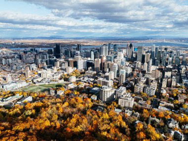 Montreal 'in sonbaharda Mont Royal dağından gökyüzü manzarası, ufuk çizgisi ve sonbahar yaprakları. g.