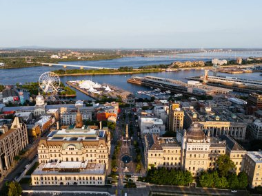 Old Port City rıhtım parkının eğlence mekanı olan insansız hava aracı görüntüsü. Montreal, Kanada