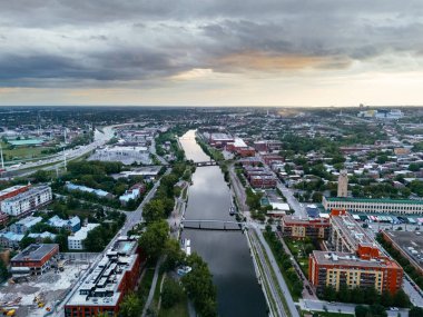 Lachine kanalı ile Montreal şehir merkezi arasındaki tek katlı binaların insansız hava aracı görüntüsü Quebec, Kanada