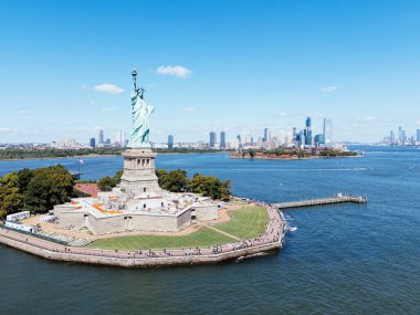 Arka planda New York ve New Jersey şehir merkezi olan Özgürlük Anıtı. ABD