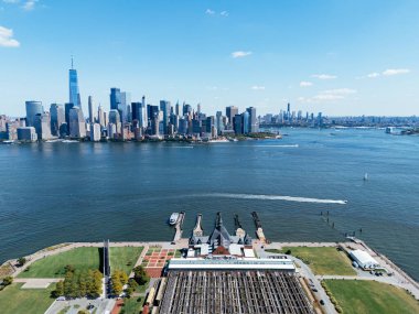 Eski New Jersey Feribot İskelesi. Arka planda Manhattan.