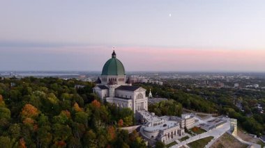 Montreal, Kanada 'daki Saint Joseph Oratory' nin günbatımı manzarası, şehir manzarası ve gökyüzü. g.