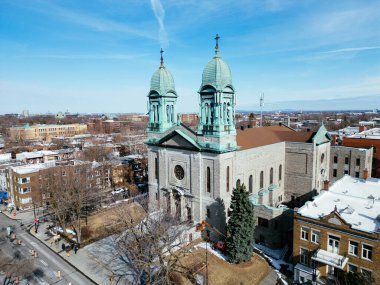 Montreal 'deki St. Marks Katolik Kilisesi mavi gökyüzü altında, Quebec, Kanada' da tarihi bir dönüm noktası. g.