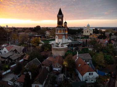 Gün batımında Zemun kasabası ve Gardosh kulesi, çatılar ve nehir manzarası. g.