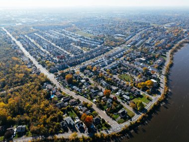 Kuzey Amerika 'da tipik tek aile evleri. Büyük bir şehrin banliyösü..