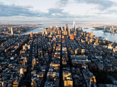 Arka plandaki gündoğumu bulutları sırasında Manhattan 'ın şehir merkezinin yukarıdan çekilmiş bir fotoğrafı. New York, ABD.