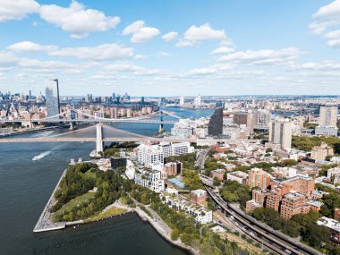 Arka planda gökdelenler olan Brooklyn ve Manhattan köprülerinin hava görüntüsü. New York, ABD.