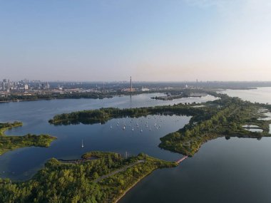 Toronto Tommy Thompson Park Adaları ve Ontario Gölü 'nün açık yaz ışığında gökyüzü manzarası. g.
