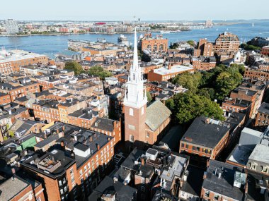Güneşli bir günde Boston tarihi Kuzey Ucu, Liman ve Eski Kuzey Kilisesi 'nin hava manzarası. g.