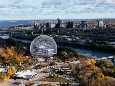 Montreal Biyosfer 'in sonbahar ağaçları, nehir ve modern şehir gökyüzü altında gökyüzü manzarası. g.