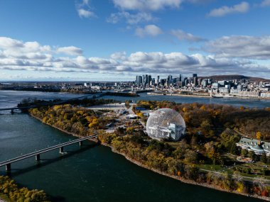 Montreal Biyosfer 'in sonbahar ağaçları, nehir ve modern şehir gökyüzü altında gökyüzü manzarası. g.