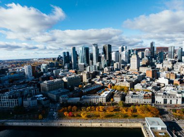 Montreal Eski Limanı, şehir merkezi, tarihi binalar ve mavi gökyüzünün altındaki rıhtım manzarası. g.