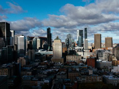 Montreal Eski Limanı, şehir merkezi, tarihi binalar ve mavi gökyüzünün altındaki rıhtım manzarası. g.