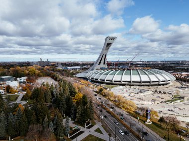 Olimpiyat Stadyumu 'nun yenilenmesi ve botanik bahçesi bulutlu gökyüzünün altındaki Montreal parkının renkleri. g.