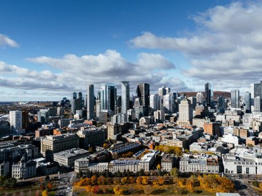 Montreal Eski Limanı, şehir merkezi, tarihi binalar ve mavi gökyüzünün altındaki rıhtım manzarası. g.