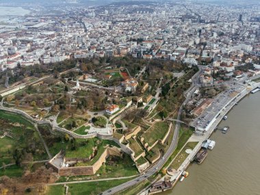 Havadan Belgrad 'daki Kalemegdan kalesine. Drone 'dan yaz fotoğrafı. Sırbistan.