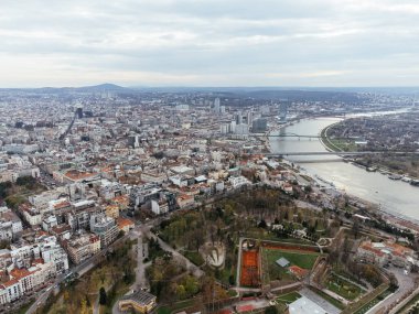 Drone 'un görüşü: Belgrad kenti eski Kalemegdan kalesi Sırbistan' ın yukarısından bakıyor.