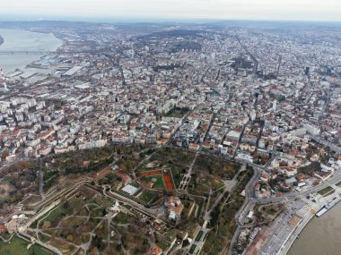 Drone 'un görüşü: Belgrad kenti eski Kalemegdan kalesi Sırbistan' ın yukarısından bakıyor.