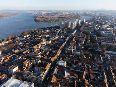 Zemum ilçesinin, Belgrad 'ın, Sırbistan' ın ve Avrupa 'nın üzerindeki gün batımında insansız hava aracı görüntüsü. 4K.