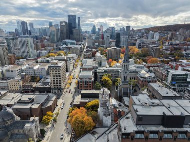 Montreal şehir merkezindeki gökyüzü bulutlu gökyüzü altında gökdelenler olan sonbahar hava manzarası. g.