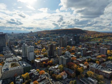 Montreal şehir merkezindeki gökyüzü bulutlu gökyüzü altında gökdelenler olan sonbahar hava manzarası. g.