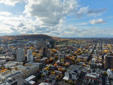 Montreal şehir merkezindeki gökyüzü bulutlu gökyüzü altında gökdelenler olan sonbahar hava manzarası. g.