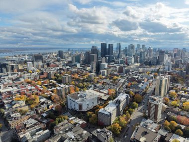Montreal şehir merkezindeki gökyüzü bulutlu gökyüzü altında gökdelenler olan sonbahar hava manzarası. g.