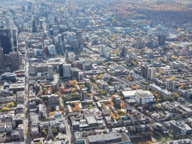 Montreal şehir merkezindeki gökyüzü bulutlu gökyüzü altında gökdelenler olan sonbahar hava manzarası. g.