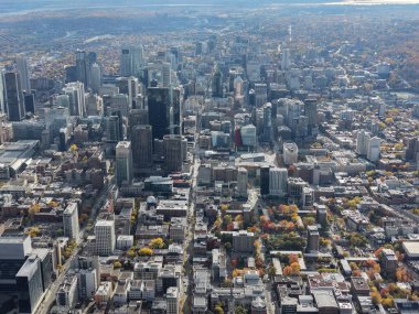 Montreal şehir merkezindeki gökyüzü bulutlu gökyüzü altında gökdelenler olan sonbahar hava manzarası. g.