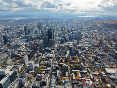 Montreal şehir merkezindeki gökyüzü bulutlu gökyüzü altında gökdelenler olan sonbahar hava manzarası. g.