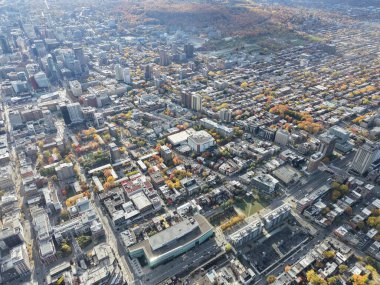 Montreal şehir merkezindeki gökyüzü bulutlu gökyüzü altında gökdelenler olan sonbahar hava manzarası. g.