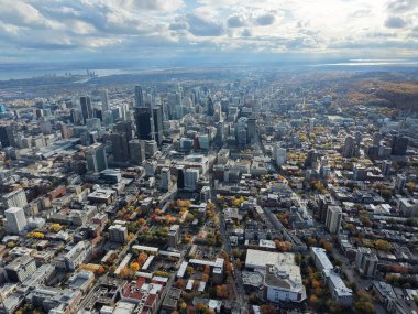 Montreal şehir merkezindeki gökyüzü bulutlu gökyüzü altında gökdelenler olan sonbahar hava manzarası. g.