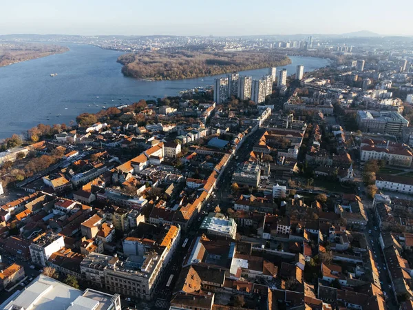 Zemum ilçesinin, Belgrad 'ın, Sırbistan' ın ve Avrupa 'nın üzerindeki gün batımında insansız hava aracı görüntüsü. 4K.