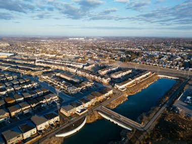 Ottawa 'daki Barrhaven banliyö yerleşim alanının hava görüntüsü. Kış sabahı erken saatlerde. g.