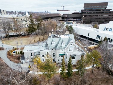 Ottawa 'daki Earnscliffe Ulusal Tarihi Alanı' nın havadan görünüşü kış manzarası ve modern binalarla çevrilidir. g.