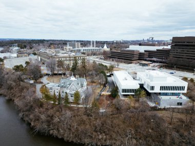 Ottawa 'daki Earnscliffe Ulusal Tarihi Alanı' nın havadan görünüşü kış manzarası ve modern binalarla çevrilidir. g.