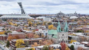 Montreal Olimpiyat Stadyumu ve Saint-Nom-de-Jesus Kilisesi ile sonbahar hava manzarası. g.