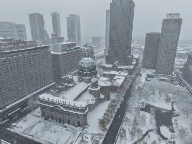 17 Kasım 2025 'te kar ve fırtına sırasında Mary Queen of the World Cathedral ile Snowy Montreal şehir merkezindeki İHA uçuşu. g.