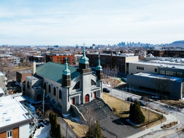 Montreal 'deki Kutsal Bakire Meryem Katolik Kilisesi' nin açık bir kış gününde havadan görünüşü. g.