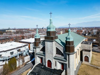 Montreal 'deki Kutsal Bakire Meryem Katolik Kilisesi' nin açık bir kış gününde havadan görünüşü. g.