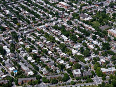 Yoğun konutları ve yeşil caddeleri olan Verdun yerleşim bölgesinin hava manzarası. g.