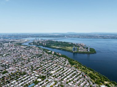 Yoğun konutları ve yeşil caddeleri olan Verdun yerleşim bölgesinin hava manzarası. g.