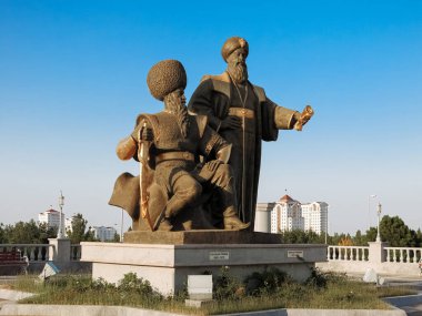 11 Temmuz 2025 'te kültürel bir şehir meydanı olan Ashgabat, Türkmenistan' daki Bağımsızlık Anıtı heykellerine gezi. g.