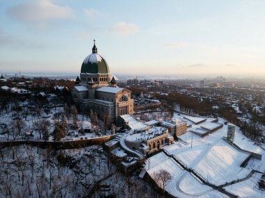 Havadan katolik katedral bazilikasının görüntüsü. Montreal, Quebec, Kanada.