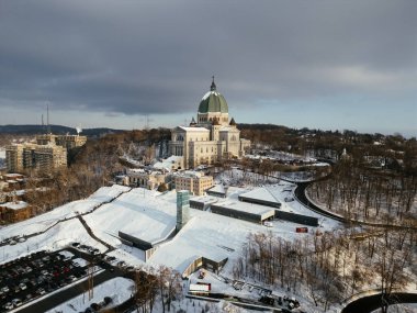 Kışın Sunset 'te Royal Dağı' nın Aziz Josephs Havası manzarası. Montreal, Quebec, Kanada