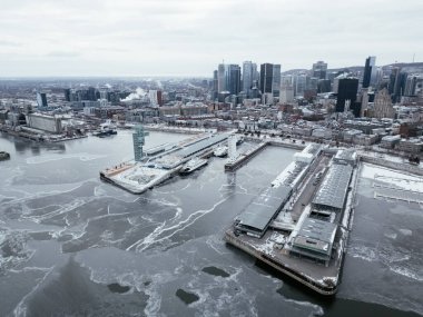 Eğlence merkezi olan Old Port City rıhtım parkının kış manzarası. Montreal, Kanada