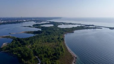 Toronto Tommy Thompson Park Adaları ve Ontario Gölü 'nün açık yaz ışığında gökyüzü manzarası. g.